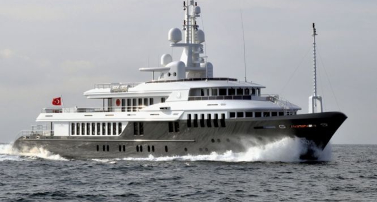 Медведеву купили супер-яхту за 30 миллионов евро