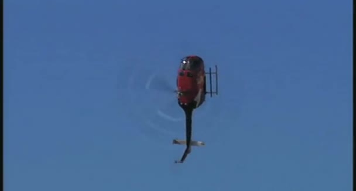 Игрушки на вертушке: пилот крутит вертолетом