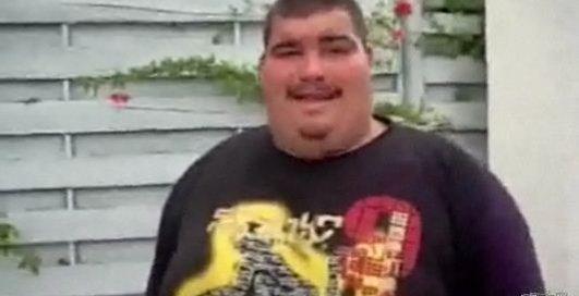 По-мужски: убираем щит с дороги