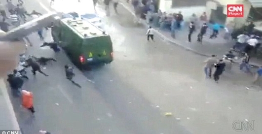 Каирская полиция давит людей машинами