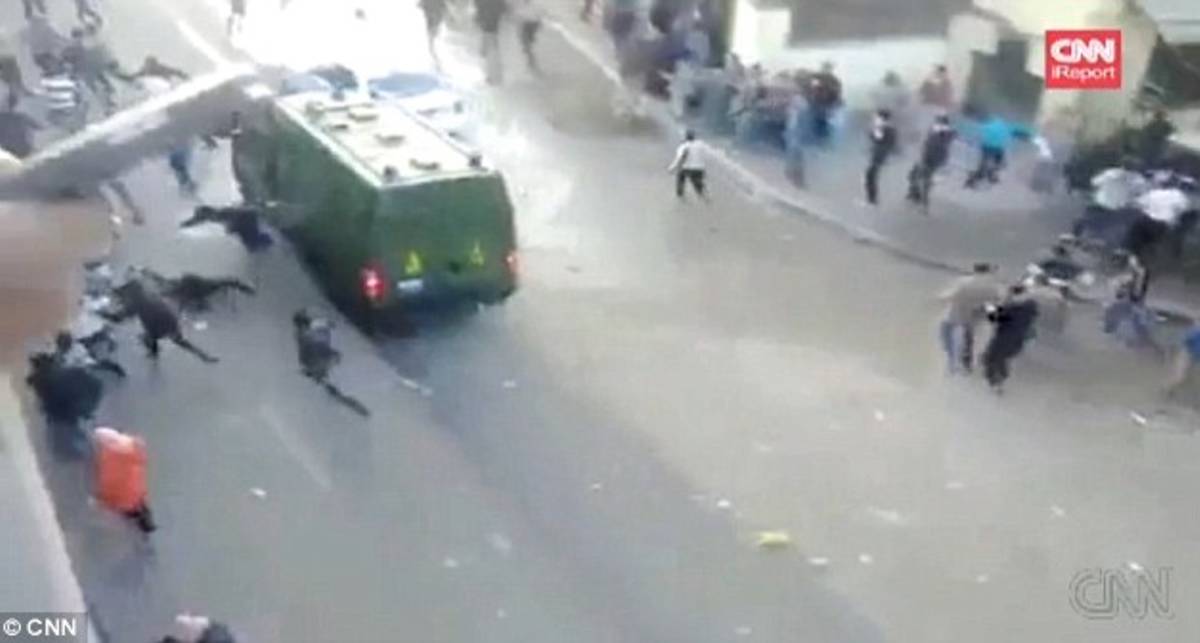 Каирская полиция давит людей машинами