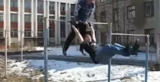 Вдвоем на турнике: парная вертушка (ВИДЕО)