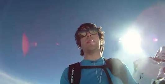 Лыжник сорвался с отвесной скалы