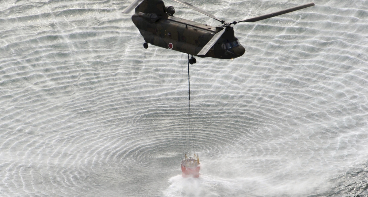 Японский душ: горящую АЭС заливают водой
