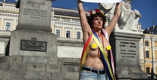Голые бабушки: FEMEN хочет пенсий