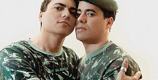 Пентагон учит общаться с солдатами-геями