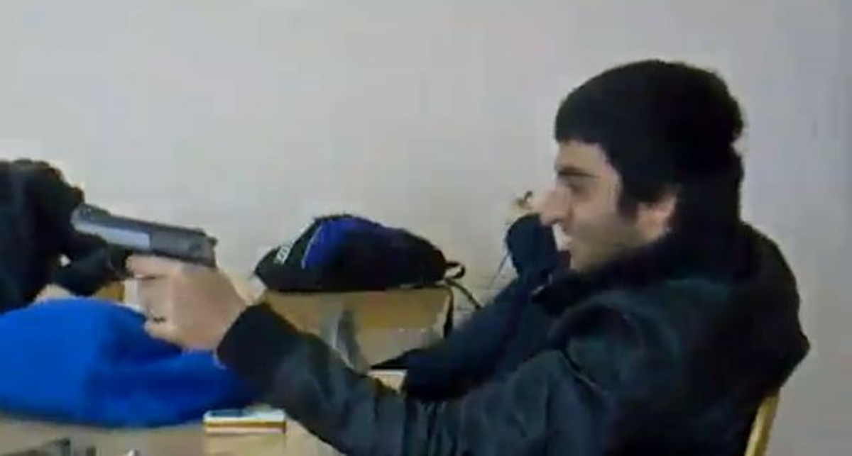 Кавказец достал на уроке пистолет