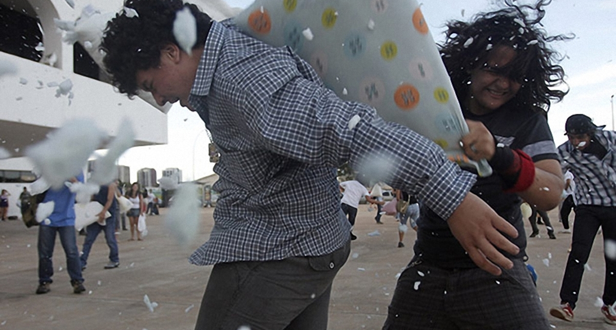 По всему миру прошли подушечные бои