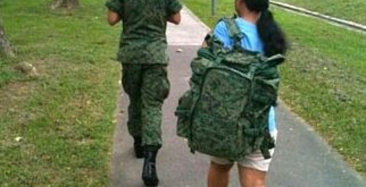 Солдат посвятил служанку в оруженосцы