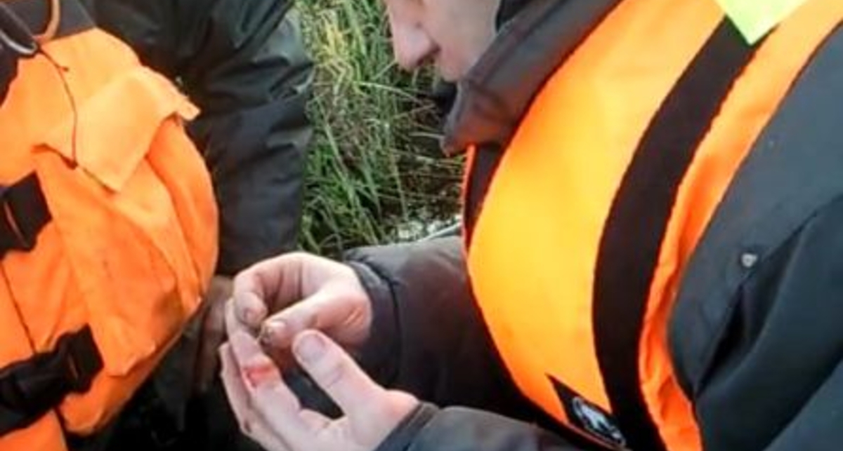 По-мужски: тянем крючок из пальца