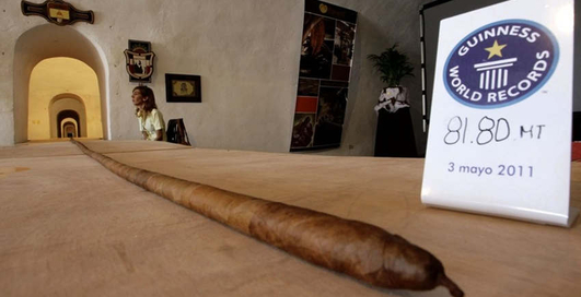 Табачнику в рот: сигара длиною с подлодку