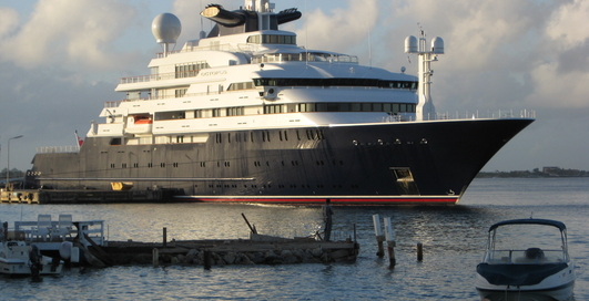 Абрамович приплыл: олигарха унизили яхтой