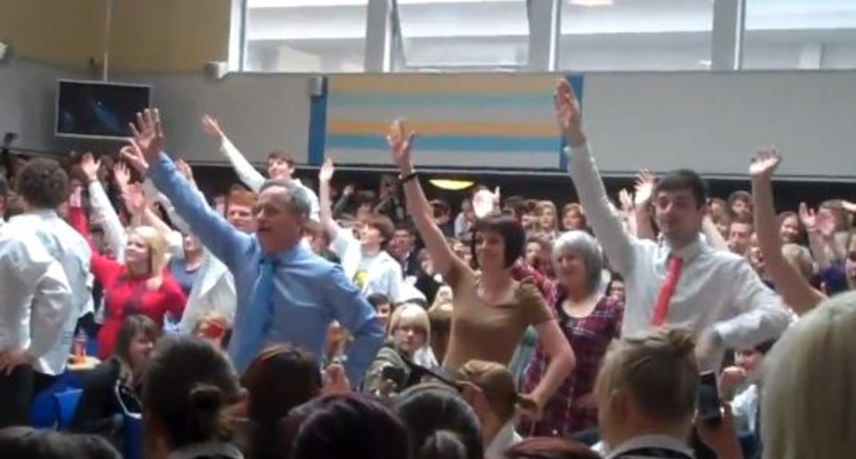 Танцевальный педсовет: учителя сошли с ума