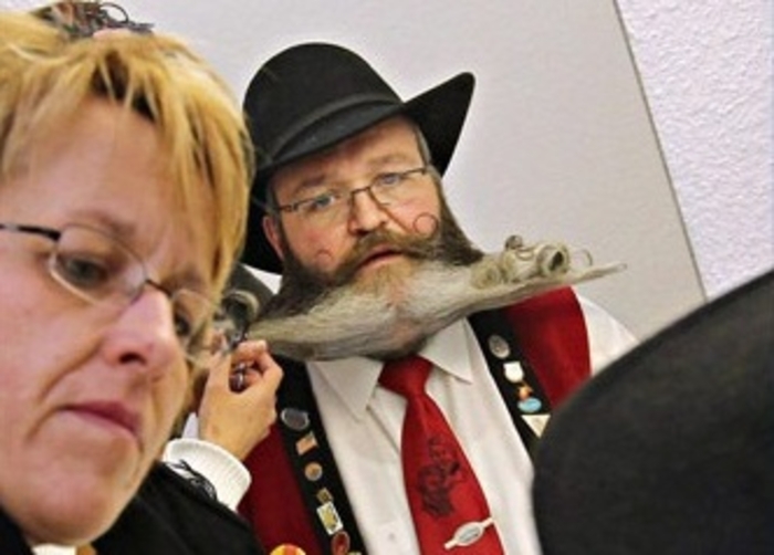 Лось под носом: борода ты немецкая!