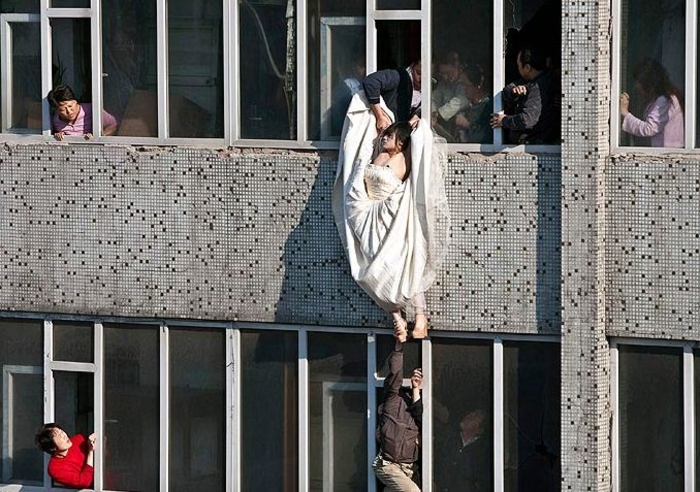 Китаец бросил невесту из окна