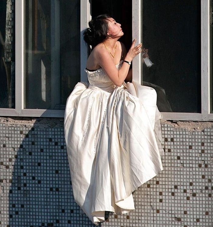 Китаец бросил невесту из окна