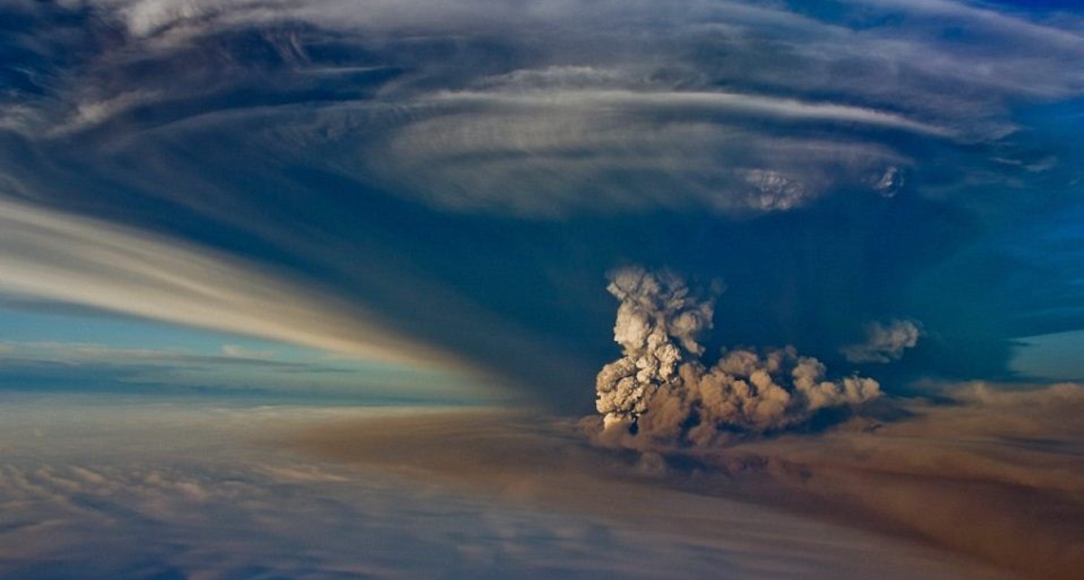 Дым и пепел: в Исландии пылает вулкан