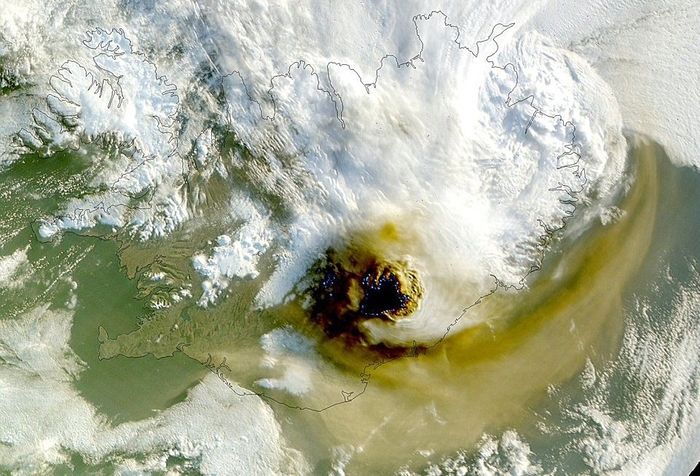 Дым и пепел: в Исландии пылает вулкан