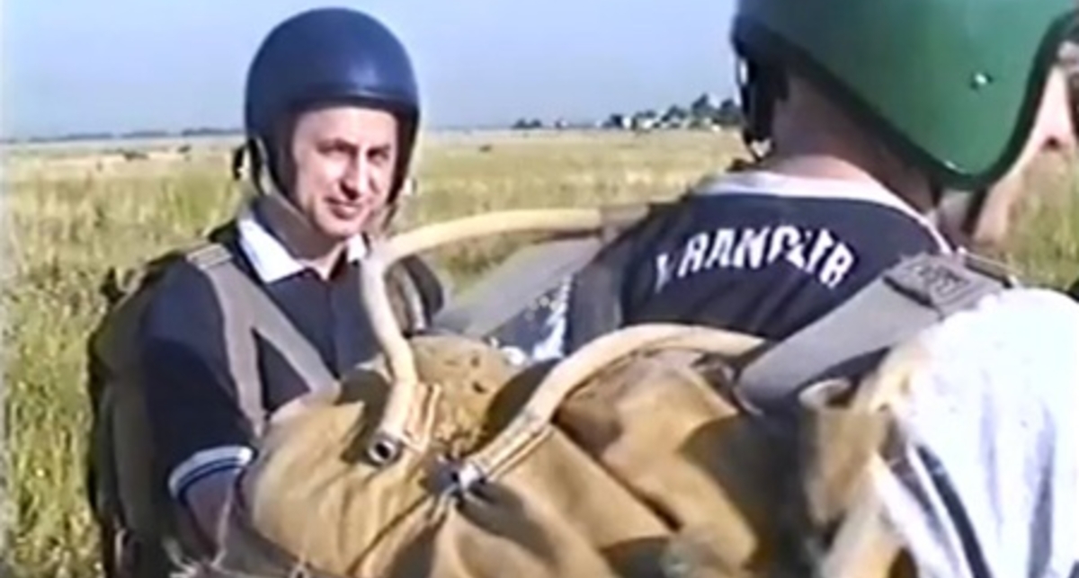 Лети, Боря, лети: Колесников прыгнул с парашютом
