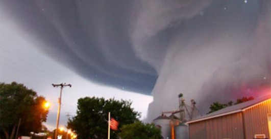 Массачусетс загибается: смерч бьет по США