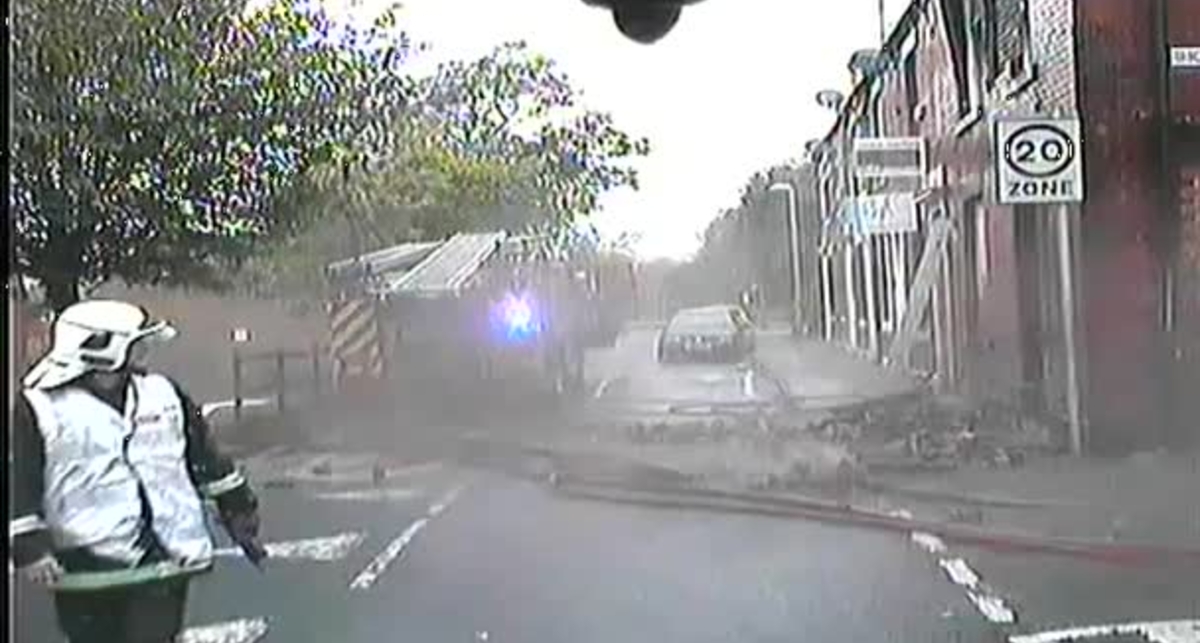 Горевший дом рухнул на пожарного