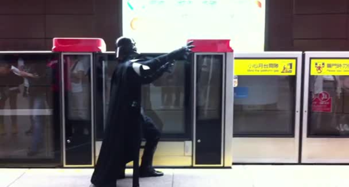 В японском метро хулиганит Дарт Вейдер