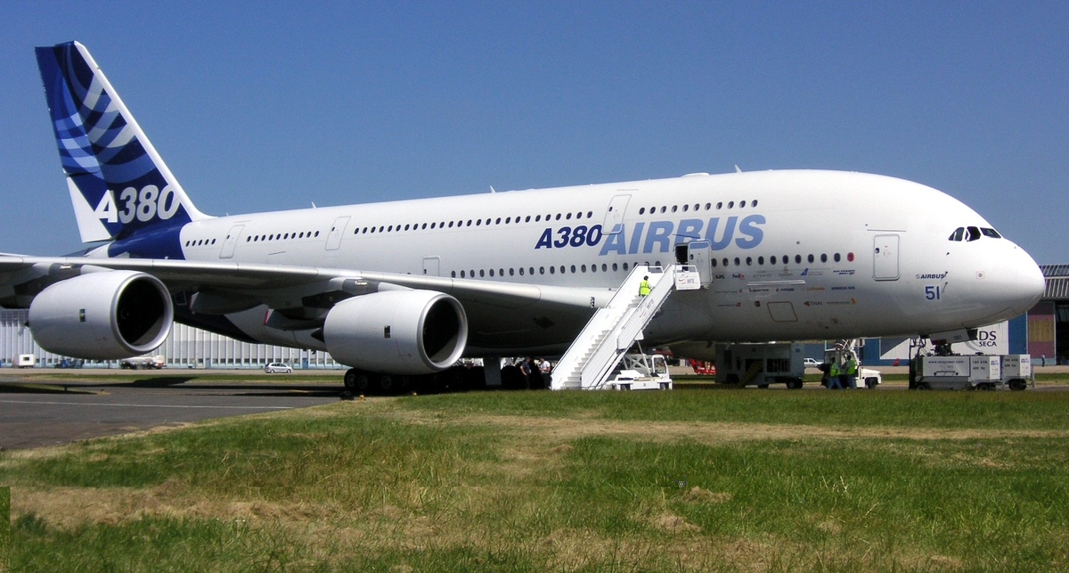 Гигант-самолет А380 чуть не снес аэропорт