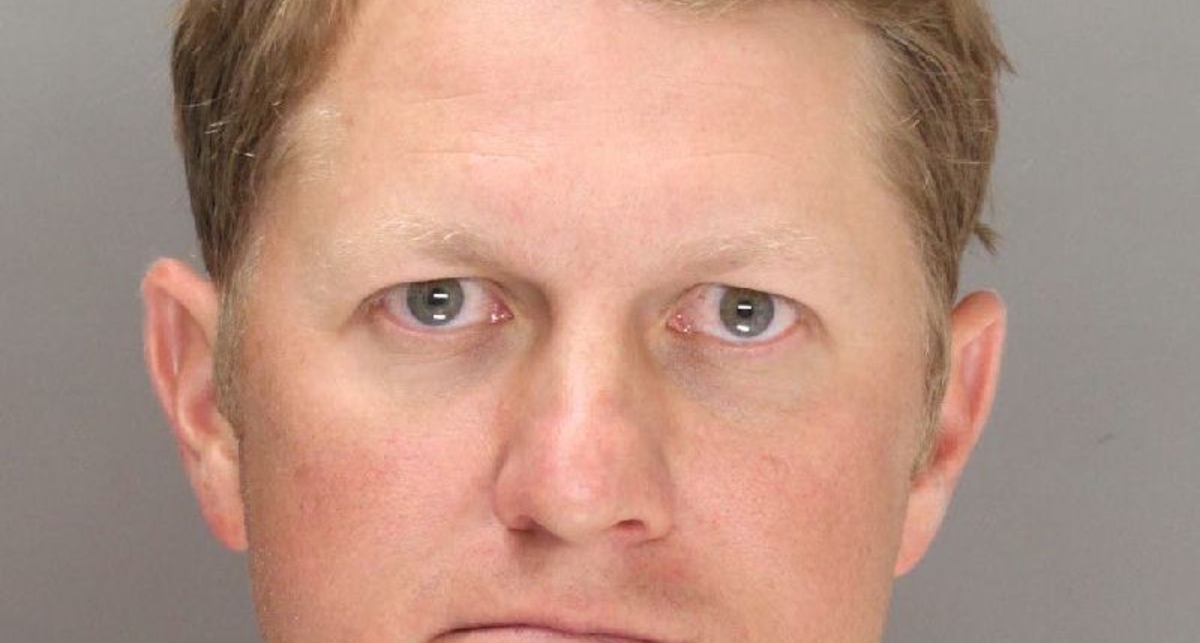 Украл, выпил, в тюрьму: пьяный сенатор угнал машину