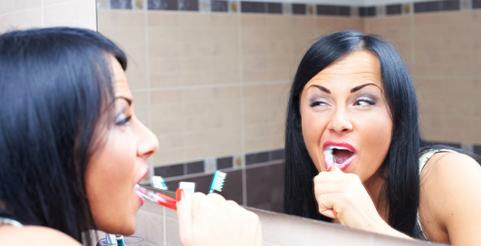 Как заставить ее почистить зубы?