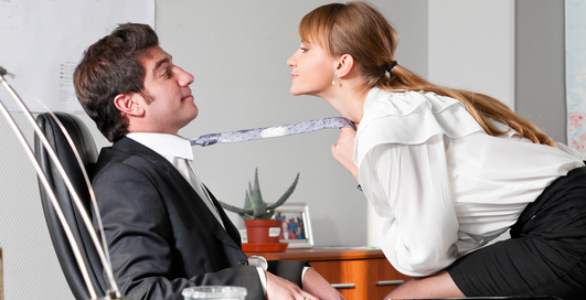 Роман с секретаршей: любить или уволить?