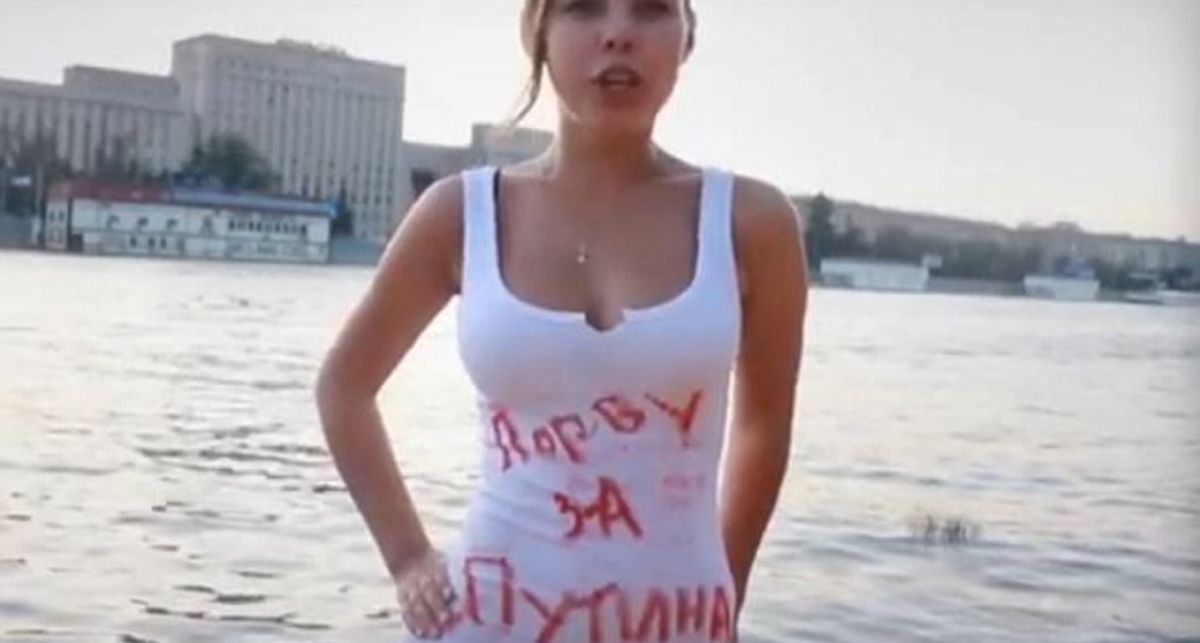 Порву за Путина: девочки срывают майки