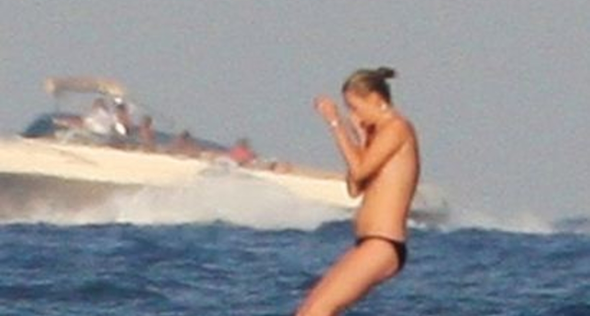 Кейт Мосс: голые прыжки по-французски