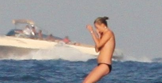 Кейт Мосс: голые прыжки по-французски