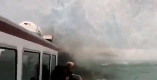 Экстрим-тур: айсберг упал на яхту