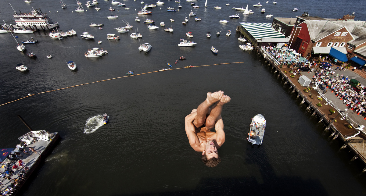 Сигать так сигать: крутой полет под воду