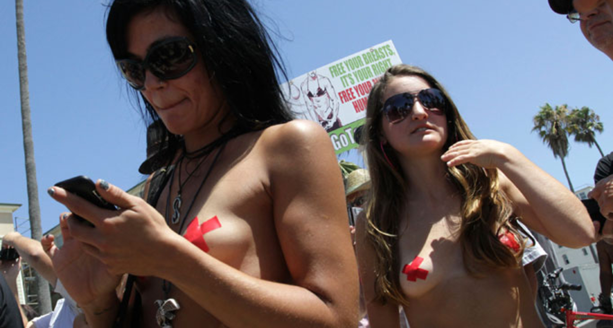 Грудь-парад: феминистки прошлись топлесс