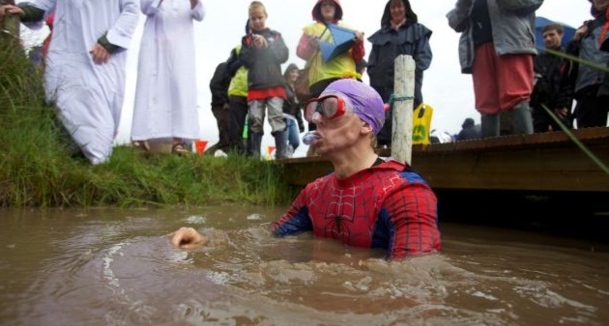 По-мужски: рекордный заплыв на болоте