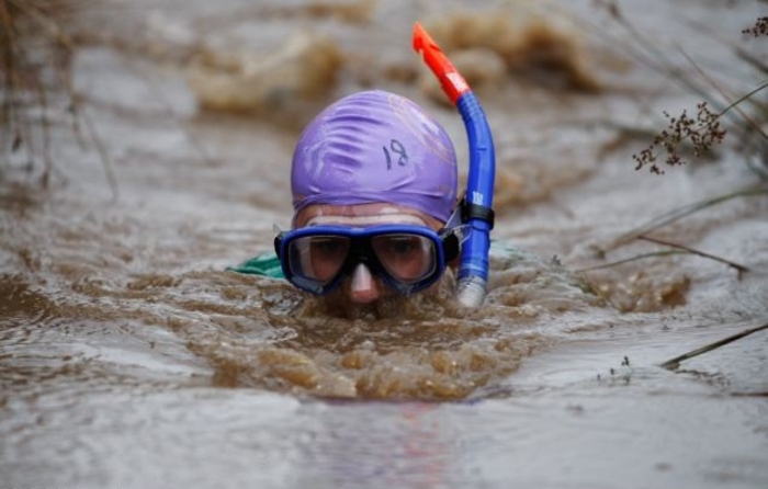 По-мужски: рекордный заплыв на болоте