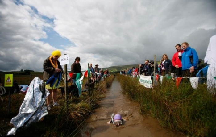 По-мужски: рекордный заплыв на болоте
