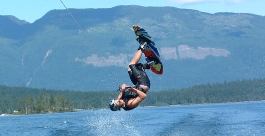 Водные лыжники шокируют Киев