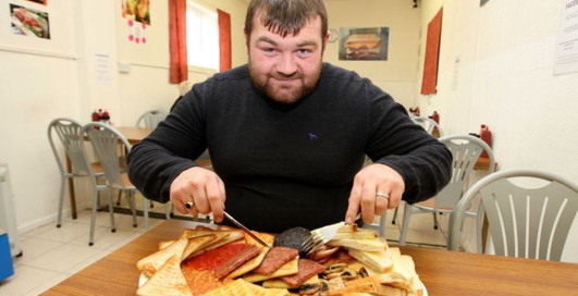 По-мужски: обжора поел на рекорд Гиннеса