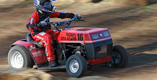 Откосить по-мужски: гонки на косилках