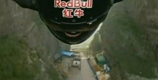 Экстремал выпрыгнул из вертолета