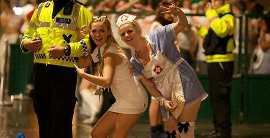 Пьяные медсестры вышли на улицы
