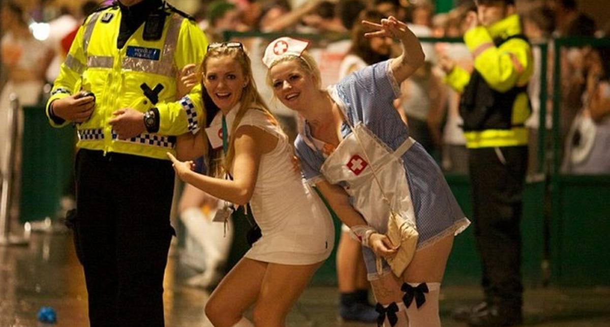 Пьяные медсестры вышли на улицы