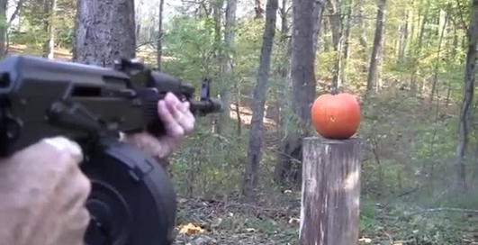 Веселый Хэллоуин: снайпер обстрелял тыкву