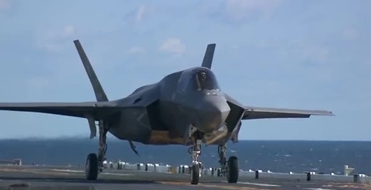 Новейший истребитель запустили в море