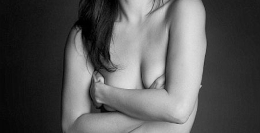 Новая подружка Бонда оголила грудь