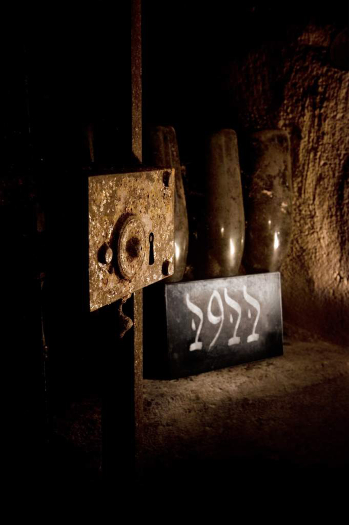 К Новому году - 100-летнее шампанское