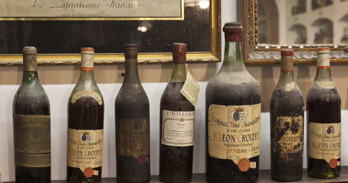 Вино старая дорога. Старинные Винные бутылки. Старинные коньячные бутылки. Коллекционное вино. Старинная бутылка вина.